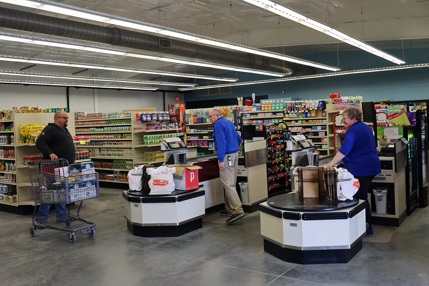 A male customer prepares to check out at a grocery store.