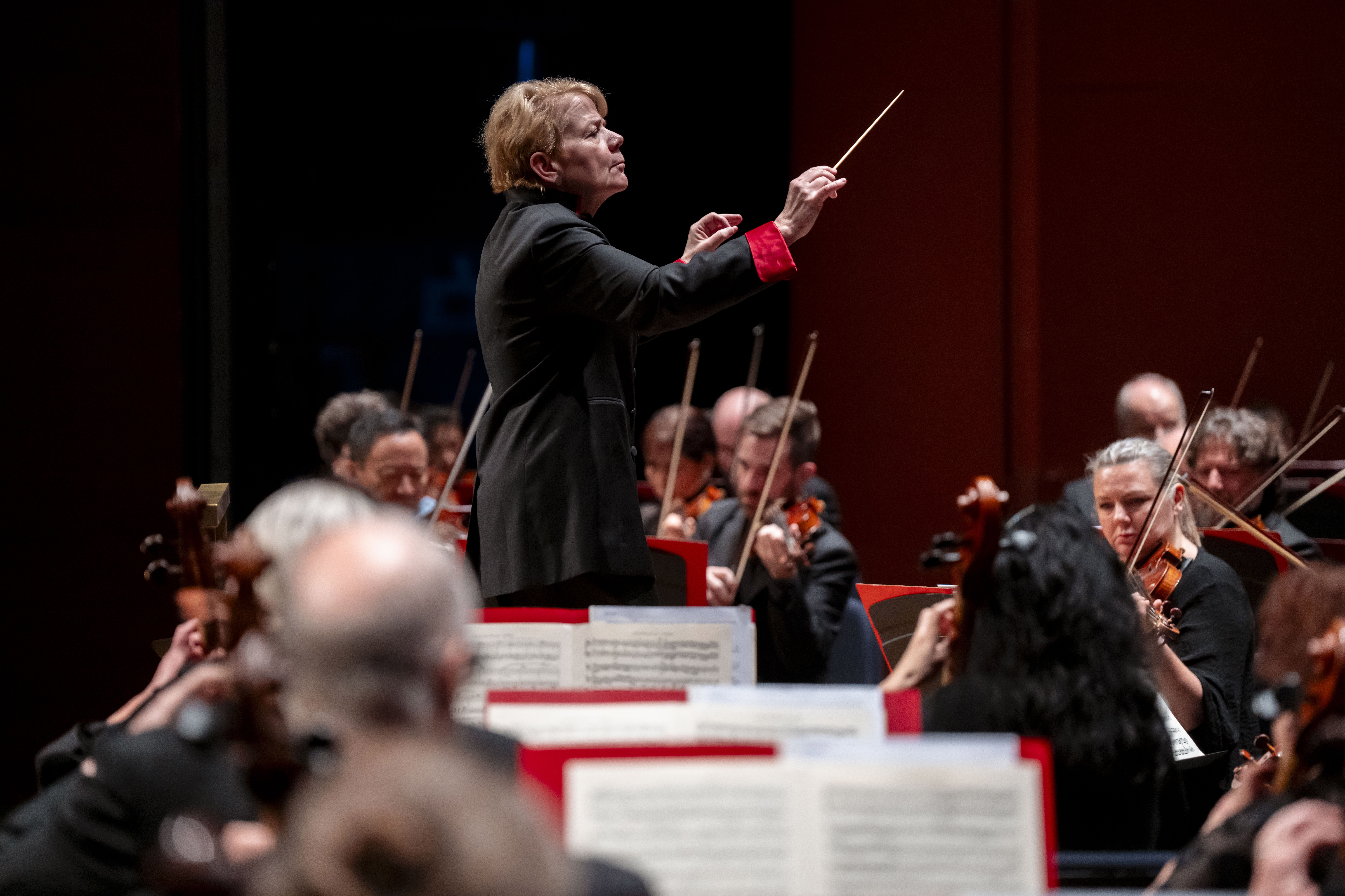 Martin Alsop directs the Philadelphia Orchestra.