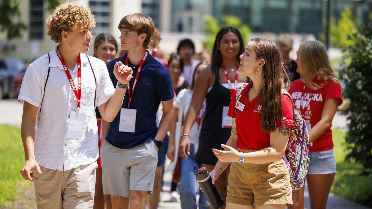 An NSE orientation and students talk during a campus tour.