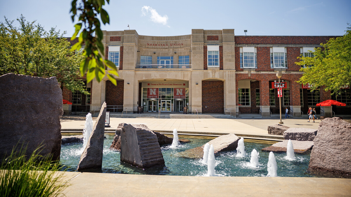 Summer sun shines down on Nebraska Union and Broyhill Fountain