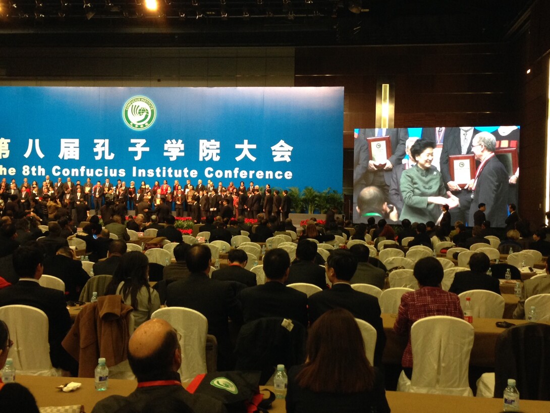 Chancellor Harvey Perlman receives the 2013 Confucius Institute Individual Performance Excellence Award.