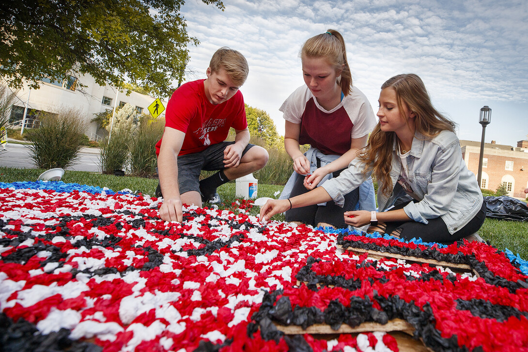 Huskers work on a 2018 homecoming yard display on Sept. 27. The displays will be completed by 10:30 a.m. Sept. 28 and judged by noon.