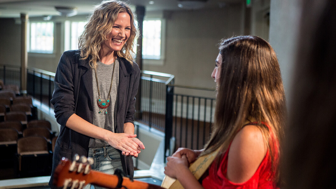 Musician, actress and 4-H national spokesperson Jennifer Nettles (left) is calling on 4-H alumni to help bring 4-H programming to 10 million youth by 2025. 