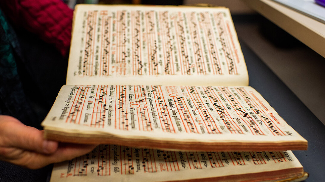 Intended for Roman Catholic Church services, music in “Antiphonarium Romanum” dates back to the early Middle Ages.