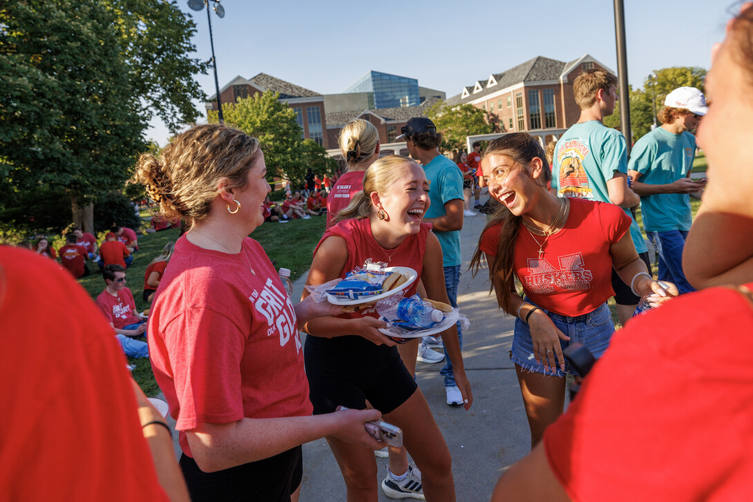 Students talk at the Chancellor's BBQ outside the Nebraska Union Aug. 18.