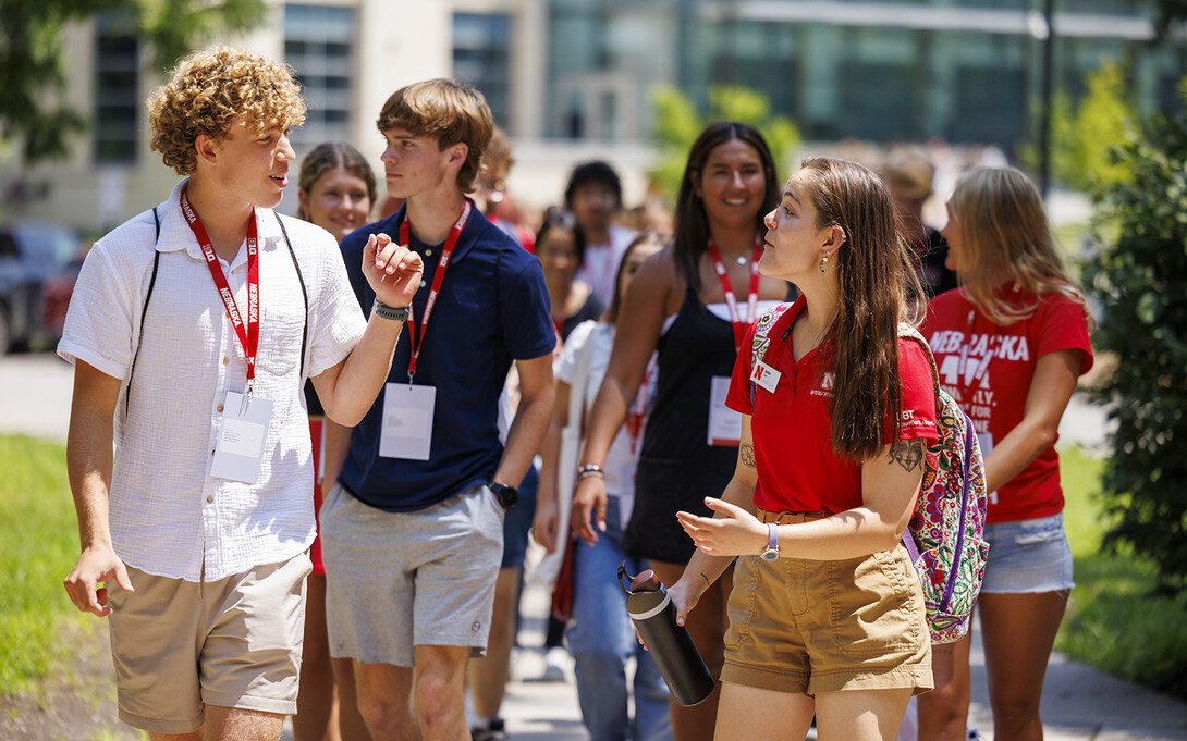 An NSE orientation and students talk during a campus tour.