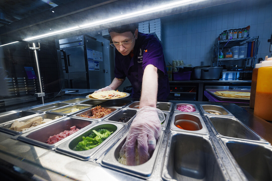 Kaine Splichal, Dining Service Team Leader, makes a gluten free pizza for a customer in the Selleck Dining Center. Moxie’s Gluten Free Cafe is a gluten-free part of Selleck Dining Center.