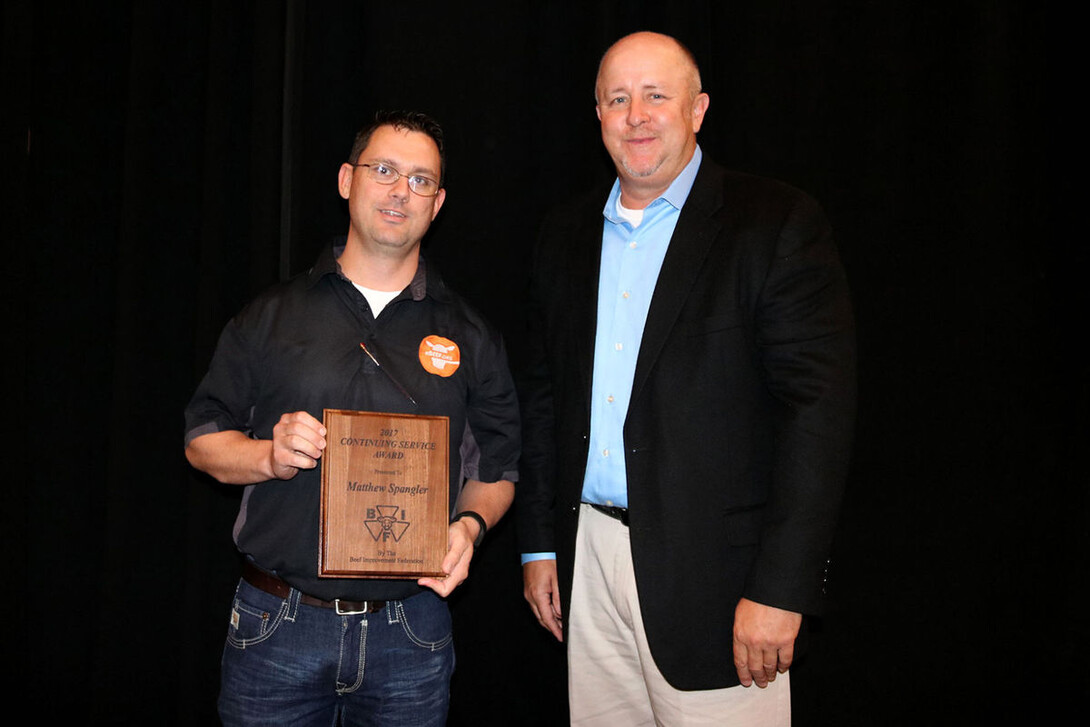 Matt Spangler (left) receives a continuing service award from Marty Ropp, president of the Beef Improvement Federation.