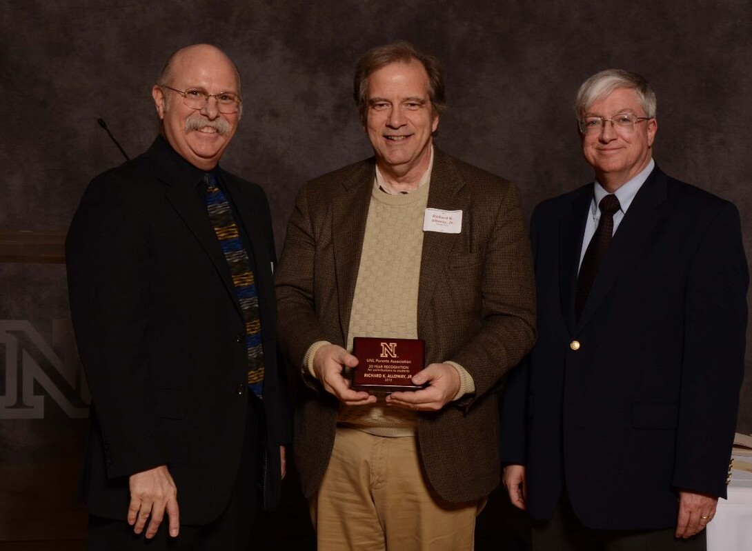 Rick Alloway (center) accepts a UNL Parents Association award.