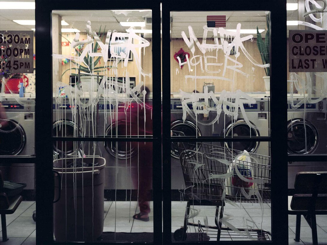 A photograph by Christina Fernandez, “Lavanderia #1” [“Laundromat #1”], is on view in the Sheldon exhibition “A Decade of Collecting Works on Paper, 2012–2022.”