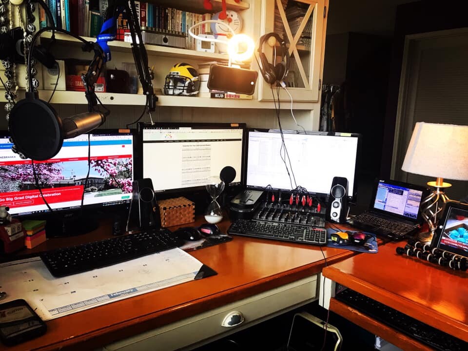 Carl Yuan's home office features four PCs running simultaneously. The redundant system means he doesn't miss a beat if a computer crashes.