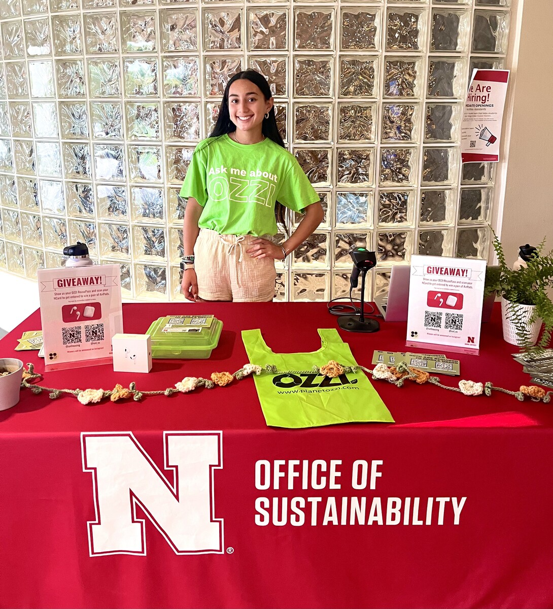 Mia Perales works a table explaining how to use the OZZI containers.