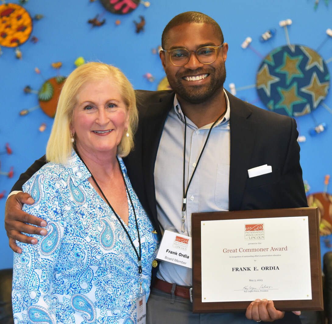  PAL President Kay Logan-Peters, longtime librarian in UNL’s Architecture Branch Library until she retired in 2020, presents PAL’s Great Commoner Award to Frank Ordia.