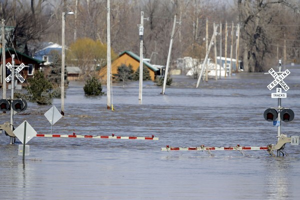 Flooded railroad crossing in Plattsmouth, NE. Credit: Nati Harnik/AP